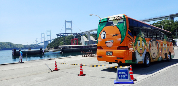 来島海峡大橋と愛媛FCのバス
