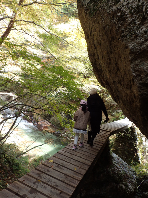 小田深山渓谷の岩と橋
